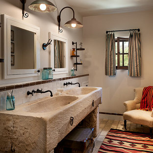 Diseño de cuarto de baño mediterráneo con lavabo integrado y baldosas y/o azulejos beige