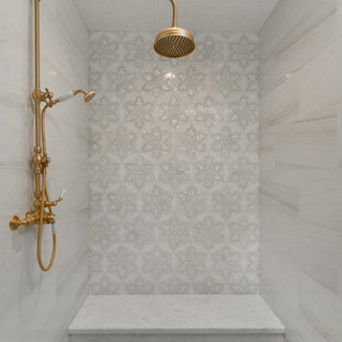 Ispirazione per un'ampia stanza da bagno padronale shabby-chic style con nessun'anta, ante con finitura invecchiata, vasca freestanding, doccia alcova, WC a due pezzi, piastrelle multicolore, piastrelle a specchio, pareti multicolore, pavimento in gres porcellanato, lavabo a consolle, top in marmo, pavimento multicolore, porta doccia a battente e top multicolore