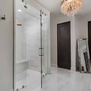Immagine di un'ampia stanza da bagno padronale stile shabby con nessun'anta, ante con finitura invecchiata, vasca freestanding, doccia alcova, WC a due pezzi, piastrelle multicolore, piastrelle a specchio, pareti multicolore, pavimento in gres porcellanato, lavabo a consolle, top in marmo, pavimento multicolore, porta doccia a battente e top multicolore
