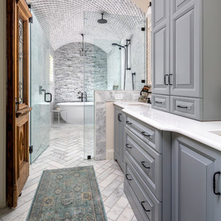 Inspiration för stora klassiska vitt en-suite badrum, med luckor med upphöjd panel, grå skåp, ett fristående badkar, en öppen dusch, en toalettstol med separat cisternkåpa, grå kakel, marmorkakel, grå väggar, marmorgolv, ett undermonterad handfat, bänkskiva i kvarts, grått golv och dusch med gångjärnsdörr