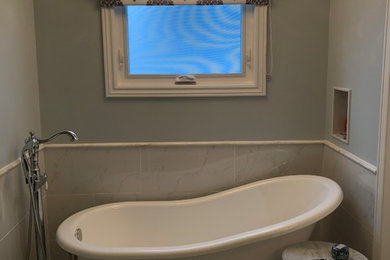 Foto de cuarto de baño tradicional de tamaño medio con armarios tipo mueble, bañera con patas, paredes azules y encimera de cuarzo compacto