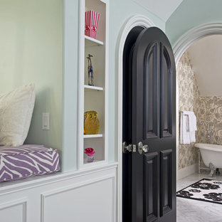 Ispirazione per una stanza da bagno chic con vasca freestanding