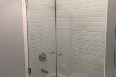 Example of a mid-sized minimalist kids' tub/shower combo design in New York