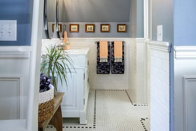 シアトルにある高級な中くらいなトランジショナルスタイルのおしゃれなマスターバスルーム (レイズドパネル扉のキャビネット、白いキャビネット、アルコーブ型シャワー、一体型トイレ	、白いタイル、セラミックタイル、青い壁、セラミックタイルの床、アンダーカウンター洗面器、大理石の洗面台、白い床、開き戸のシャワー) の写真