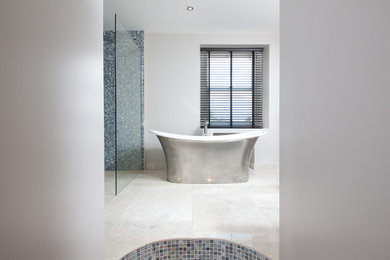 Идея дизайна: главная ванная комната среднего размера в современном стиле с плоскими фасадами, белыми фасадами, отдельно стоящей ванной, открытым душем, инсталляцией, синей плиткой, плиткой мозаикой, синими стенами, мраморным полом и подвесной раковиной