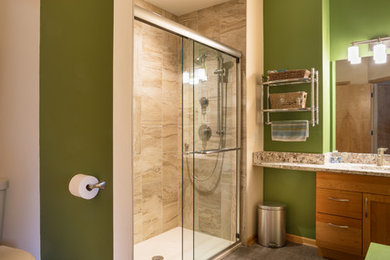 Inspiration för små klassiska beige badrum med dusch, med skåp i shakerstil, skåp i mellenmörkt trä, en dusch i en alkov, en toalettstol med hel cisternkåpa, beige kakel, keramikplattor, gröna väggar, laminatgolv, ett undermonterad handfat, bänkskiva i kvartsit, grått golv och dusch med skjutdörr