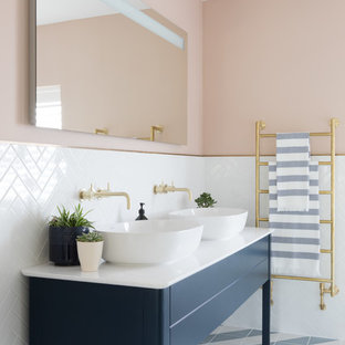 Inspiration för maritima vitt en-suite badrum, med möbel-liknande, blå skåp, vit kakel, rosa väggar, ett fristående handfat och flerfärgat golv