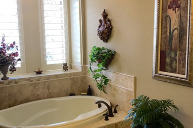 Imagen de cuarto de baño principal tradicional de tamaño medio con bañera encastrada, paredes beige y suelo de baldosas de cerámica