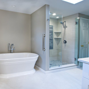 Bild på ett stort eklektiskt vit vitt en-suite badrum, med skåp i shakerstil, vita skåp, ett fristående badkar, en dusch i en alkov, en toalettstol med separat cisternkåpa, beige kakel, keramikplattor, beige väggar, klinkergolv i keramik, ett undermonterad handfat, bänkskiva i kvarts, beiget golv och dusch med gångjärnsdörr