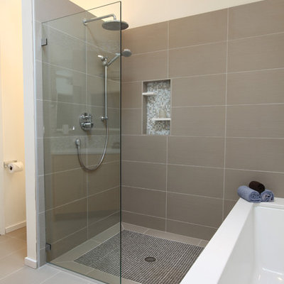 Example of a large mid-century modern master gray tile and porcelain tile porcelain tile wet room design in Seattle with an undermount sink, quartz countertops, an undermount tub, flat-panel cabinets, light wood cabinets, a one-piece toilet and white walls