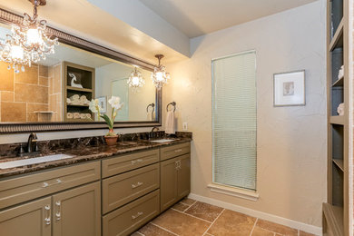 Foto de cuarto de baño de tamaño medio con armarios con paneles empotrados, combinación de ducha y bañera, baldosas y/o azulejos beige, baldosas y/o azulejos de piedra, lavabo bajoencimera y encimera de granito