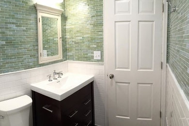 Modelo de cuarto de baño actual pequeño con armarios con paneles empotrados, puertas de armario blancas, baldosas y/o azulejos verdes, baldosas y/o azulejos de vidrio, paredes verdes, aseo y ducha y encimera de acrílico