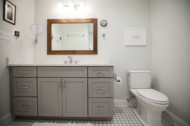 Ejemplo de cuarto de baño principal tradicional renovado de tamaño medio con armarios estilo shaker, puertas de armario grises, ducha empotrada, sanitario de dos piezas, lavabo bajoencimera, encimera de cuarzo compacto y ducha con cortina