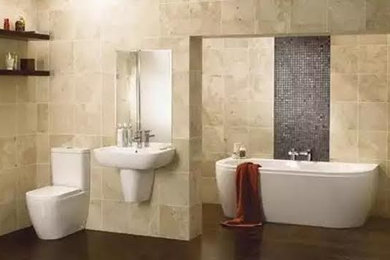 Großes Klassisches Badezimmer En Suite mit freistehender Badewanne, Wandtoilette, beigen Fliesen, Keramikfliesen, beiger Wandfarbe, dunklem Holzboden, Wandwaschbecken und braunem Boden in San Diego