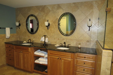 Idéer för att renovera ett mellanstort vintage en-suite badrum, med skåp i mellenmörkt trä, ett undermonterad handfat och granitbänkskiva