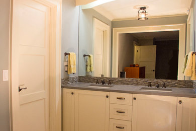 シアトルにある中くらいなトランジショナルスタイルのおしゃれなバスルーム (浴槽なし) (シェーカースタイル扉のキャビネット、白いキャビネット、グレーの壁、アンダーカウンター洗面器、人工大理石カウンター) の写真
