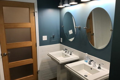 Imagen de cuarto de baño clásico de tamaño medio con ducha esquinera, baldosas y/o azulejos blancos, baldosas y/o azulejos de cemento, paredes azules, suelo de madera oscura, aseo y ducha y lavabo con pedestal