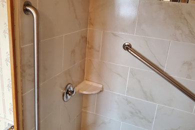 Diseño de cuarto de baño tradicional renovado con ducha empotrada y ducha con cortina