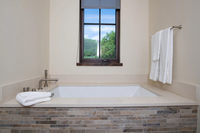 Ejemplo de cuarto de baño principal tradicional de tamaño medio con bañera encastrada sin remate, baldosas y/o azulejos multicolor, azulejos en listel y paredes beige