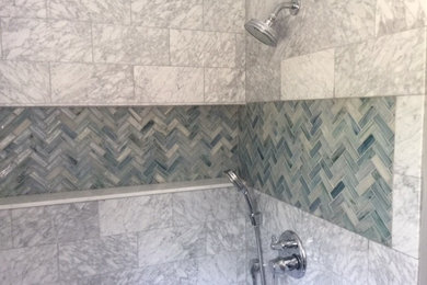 Ejemplo de cuarto de baño principal actual de tamaño medio con ducha esquinera, baldosas y/o azulejos grises y baldosas y/o azulejos de vidrio laminado