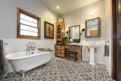 Example of an arts and crafts bathroom design in Los Angeles