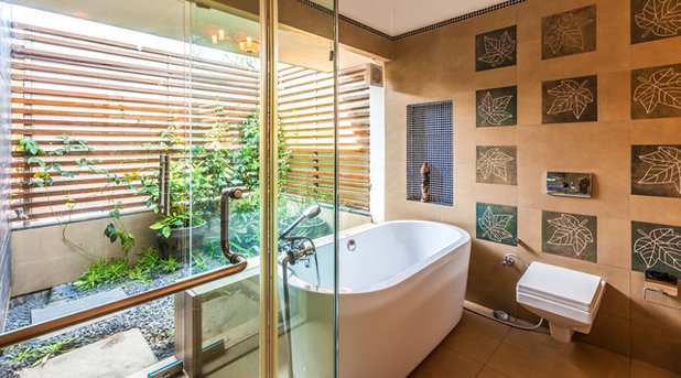 Tropical Bathroom by Kumar Moorthy & Associates