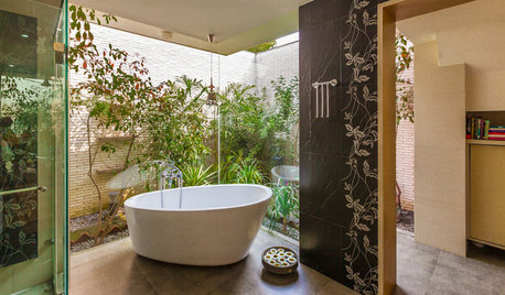 A Buyers' Guide to Bathtubs: Type, Kind, Size & Installation Tips