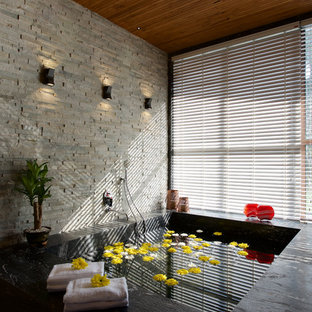 Asiatisches Badezimmer En Suite mit Whirlpool, Steinfliesen und schwarzem Boden in Ahmedabad
