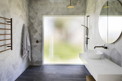 Ejemplo de cuarto de baño único, flotante y gris y blanco actual grande con baldosas y/o azulejos grises, aseo y ducha, lavabo sobreencimera, suelo gris y encimeras blancas