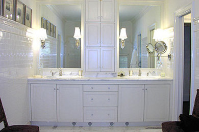 Foto de cuarto de baño principal grande con lavabo bajoencimera, armarios estilo shaker, puertas de armario blancas, encimera de mármol, paredes blancas y suelo de mármol