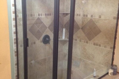 Foto de cuarto de baño principal tradicional renovado de tamaño medio con ducha esquinera, baldosas y/o azulejos beige y baldosas y/o azulejos de piedra