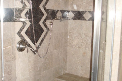 サクラメントにあるおしゃれな浴室 (コーナー設置型シャワー、ベージュのタイル、セラミックタイル) の写真