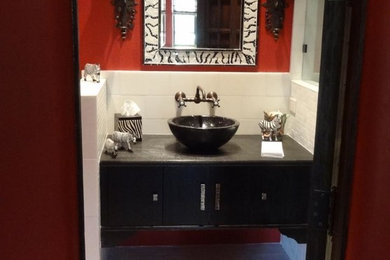 Foto de cuarto de baño ecléctico con paredes rojas