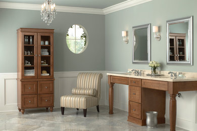 Modelo de cuarto de baño principal clásico grande con armarios tipo mueble, puertas de armario de madera oscura, paredes azules, suelo de mármol, lavabo bajoencimera, encimera de granito y suelo gris