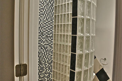 Ejemplo de cuarto de baño principal grande con ducha esquinera, baldosas y/o azulejos multicolor, baldosas y/o azulejos de cerámica, paredes blancas y suelo de baldosas de cerámica