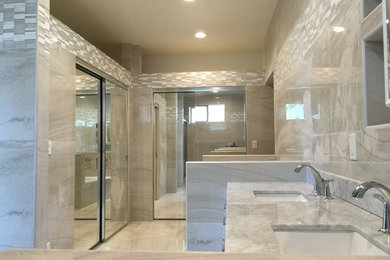 Immagine di una stanza da bagno padronale classica di medie dimensioni con ante bianche, pareti grigie, pavimento in marmo, lavabo sottopiano e top in marmo