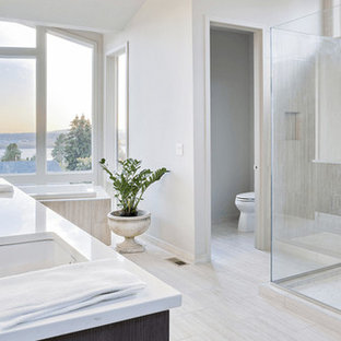 Esempio di una stanza da bagno padronale design di medie dimensioni con ante nere, WC monopezzo, piastrelle bianche, pareti grigie, top piastrellato, vasca da incasso, pavimento con piastrelle in ceramica, lavabo sottopiano, pavimento grigio, doccia aperta, doccia a filo pavimento, ante lisce e piastrelle in ceramica