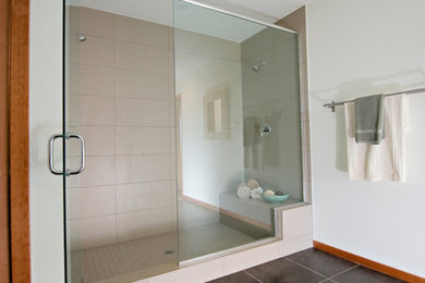 Foto de cuarto de baño principal con ducha empotrada, paredes blancas y suelo de baldosas de cerámica