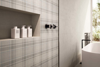 Modelo de cuarto de baño principal contemporáneo grande con bañera exenta, paredes multicolor, suelo de cemento y suelo gris