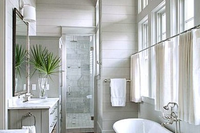 Idee per una grande stanza da bagno padronale classica con ante in stile shaker, ante grigie, vasca freestanding, doccia ad angolo, piastrelle grigie e lavabo sottopiano