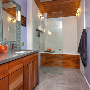 This is an example of a mid-sized midcentury master bathroom in Phoenix with flat-panel cabinets, medium wood cabinets, an alcove tub, an open shower, a wall-mount toilet, gray tile, porcelain tile, purple walls, porcelain floors, an undermount sink and engineered quartz benchtops.