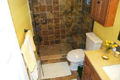 Foto de cuarto de baño clásico renovado pequeño con armarios con rebordes decorativos y puertas de armario de madera oscura