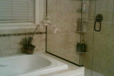 ミネアポリスにあるおしゃれな浴室 (ドロップイン型浴槽、白いタイル、ベージュの壁、大理石の床) の写真