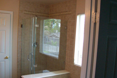 Imagen de cuarto de baño de tamaño medio con bañera encastrada y ducha empotrada