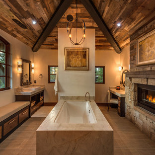 Idee per una stanza da bagno padronale stile rurale di medie dimensioni con lavabo a bacinella, ante lisce, ante in legno scuro, vasca sottopiano, pareti beige, piastrelle marroni, piastrelle in gres porcellanato, pavimento in gres porcellanato, top in quarzo composito, pavimento beige e top beige