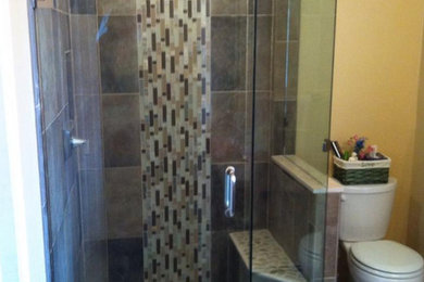 Ejemplo de cuarto de baño clásico con ducha esquinera y paredes amarillas