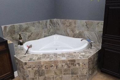 Modelo de cuarto de baño clásico con puertas de armario de madera en tonos medios, bañera encastrada y paredes púrpuras