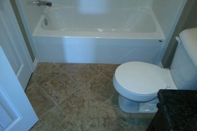 他の地域にあるおしゃれな浴室 (シャワー付き浴槽	、ベージュの壁、磁器タイルの床) の写真
