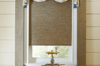 Foto på ett mellanstort lantligt en-suite badrum, med ett badkar med tassar, en dusch/badkar-kombination, beige väggar och mörkt trägolv