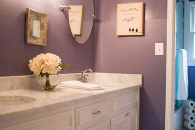 アトランタにあるトラディショナルスタイルのおしゃれな浴室 (レイズドパネル扉のキャビネット、白いキャビネット、大理石の洗面台) の写真